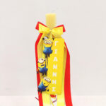 Πασχαλινή Αρωματική Λαμπάδα Minions με Κρεμαστό Ξύλινο Ταμπελάκι Ονόματος