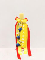 Πασχαλινή Αρωματική Λαμπάδα Minions με Κρεμαστό Ξύλινο Ταμπελάκι Ονόματος