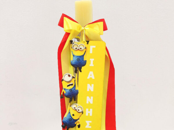 Πασχαλινή Αρωματική Λαμπάδα Minions με Κρεμαστό Ξύλινο Ταμπελάκι Ονόματος