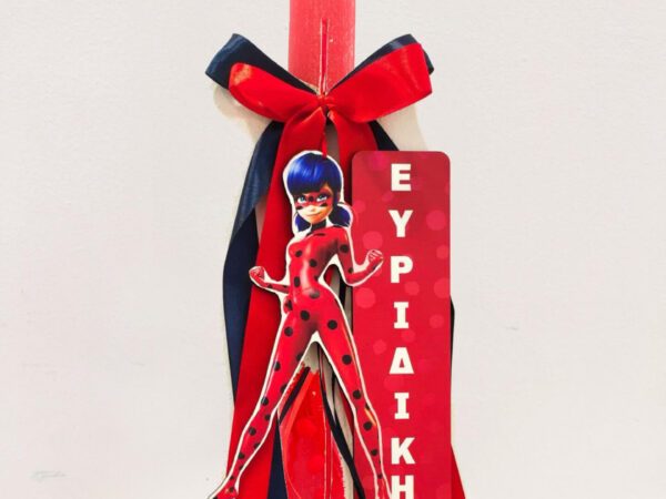 Πασχαλινή Αρωματική Λαμπάδα Miraculous Ladybug με Κρεμαστό Ξύλινο Ταμπελάκι με όνομα