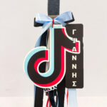 Πασχαλινή Αρωματική Λαμπάδα TikTok με Κρεμαστό Ξύλινο Ταμπελάκι Ονόματος