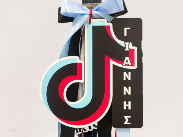 Πασχαλινή Αρωματική Λαμπάδα TikTok με Κρεμαστό Ξύλινο Ταμπελάκι Ονόματος