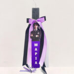 Πασχαλινή Αρωματική Λαμπάδα Wednesday με Κρεμαστό Ξύλινο Ταμπελάκι