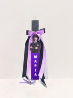 Πασχαλινή Αρωματική Λαμπάδα Wednesday με Κρεμαστό Ξύλινο Ταμπελάκι