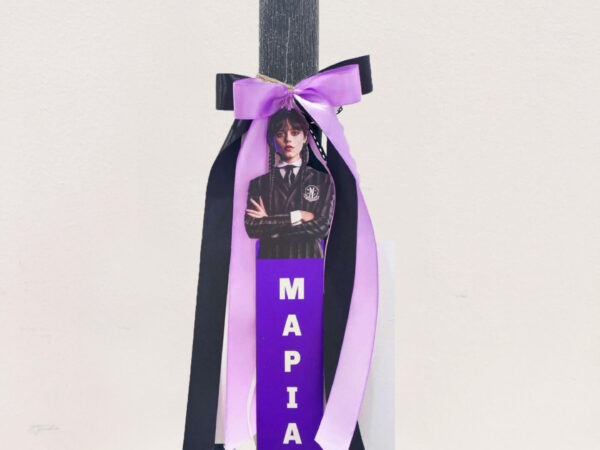 Πασχαλινή Αρωματική Λαμπάδα Wednesday με Κρεμαστό Ξύλινο Ταμπελάκι