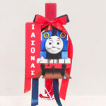 Πασχαλινή Αρωματική Λαμπάδα Τόμας το Τραινάκι με Κρεμαστό Ξύλινο Ταμπελάκι