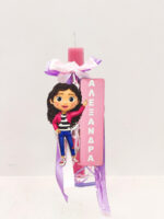 Πασχαλινή Αρωματική Λαμπάδα Gabby με Κρεμαστό Ξύλινο Ταμπελάκι Ονόματος