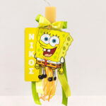 Πασχαλινή Αρωματική Λαμπάδα Μπομπ Σφουγγαράκης με Κρεμαστό Ξύλινο Ταμπελάκι με όνομα